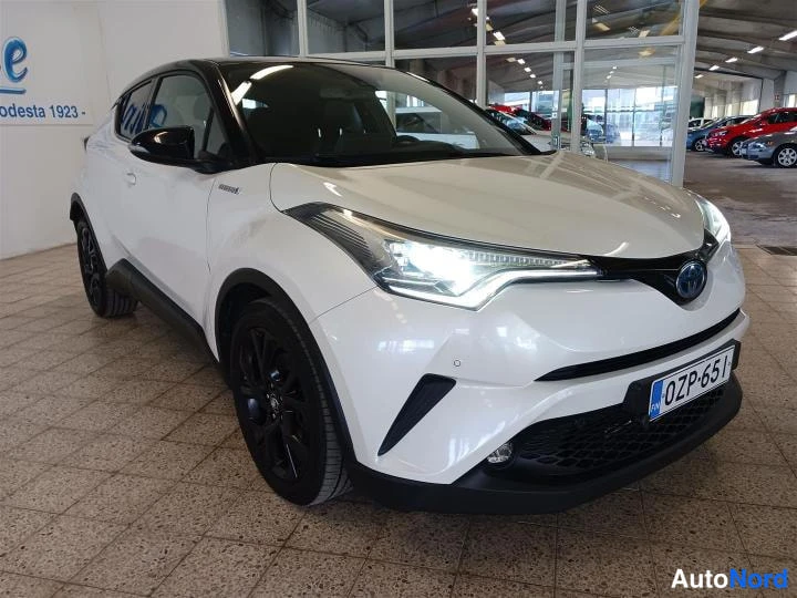Valkoinen Toyota C-HR 2017, etuviisto, keula oikealle, kuva 3