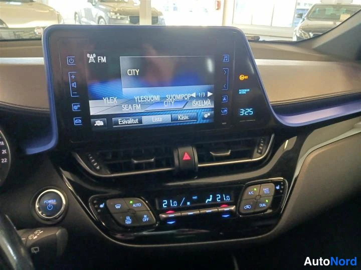 Valkoinen Toyota C-HR 2017, kuva 23
