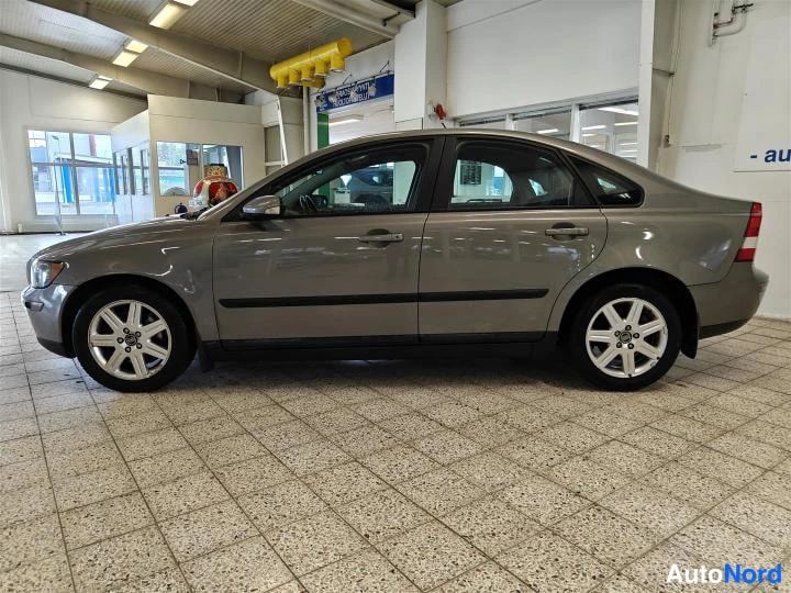 Harmaa Volvo S40 2005, etuviisto, keula vasemmalle, kuva 2