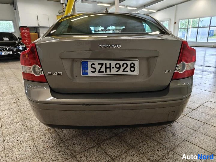 Harmaa Volvo S40 2005, takaa, kuva 7