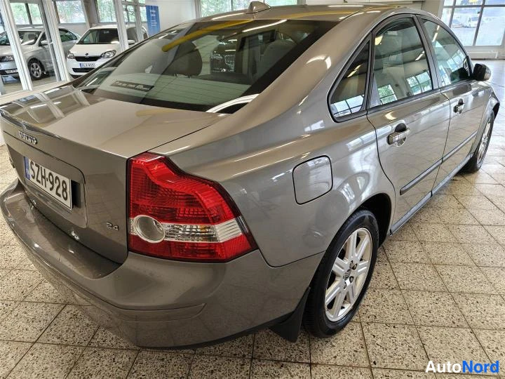 Harmaa Volvo S40 2005, takaviisto, kuva 4