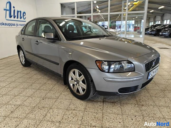 Harmaa Volvo S40 2005, etuviisto, keula oikealle, kuva 3