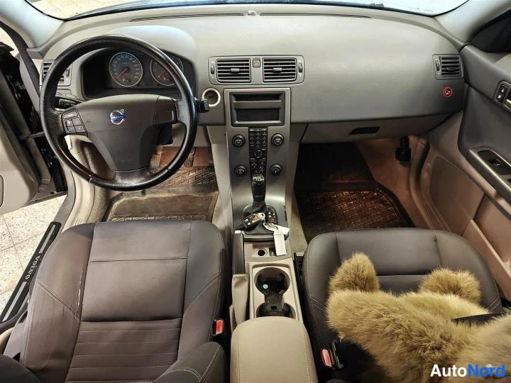 Harmaa Volvo S40 2005, ohjaamo, kuva 8