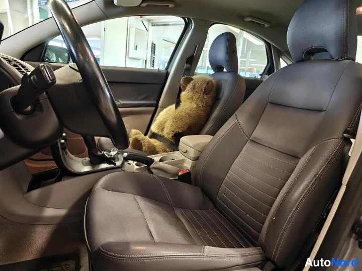 Harmaa Volvo S40 2005, ohjaamo, kuva 10