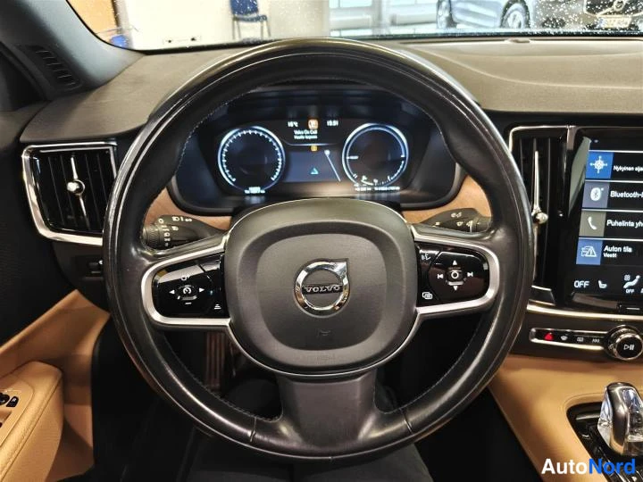 Musta Volvo S90 2018, ohjaamo, kuva 12
