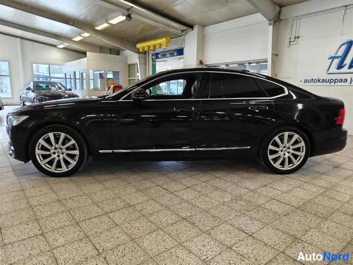 Musta Volvo S90 2018, etuviisto, keula vasemmalle, kuva 3
