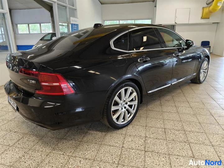 Musta Volvo S90 2018, takaviisto, kuva 6