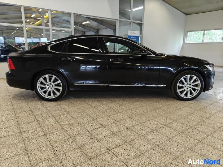 Musta Volvo S90 2018, sivulta, kuva 5