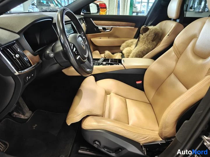 Musta Volvo S90 2018, ohjaamo, kuva 9