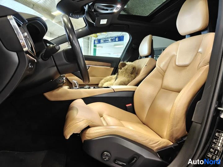 Musta Volvo S90 2018, ohjaamo, kuva 10
