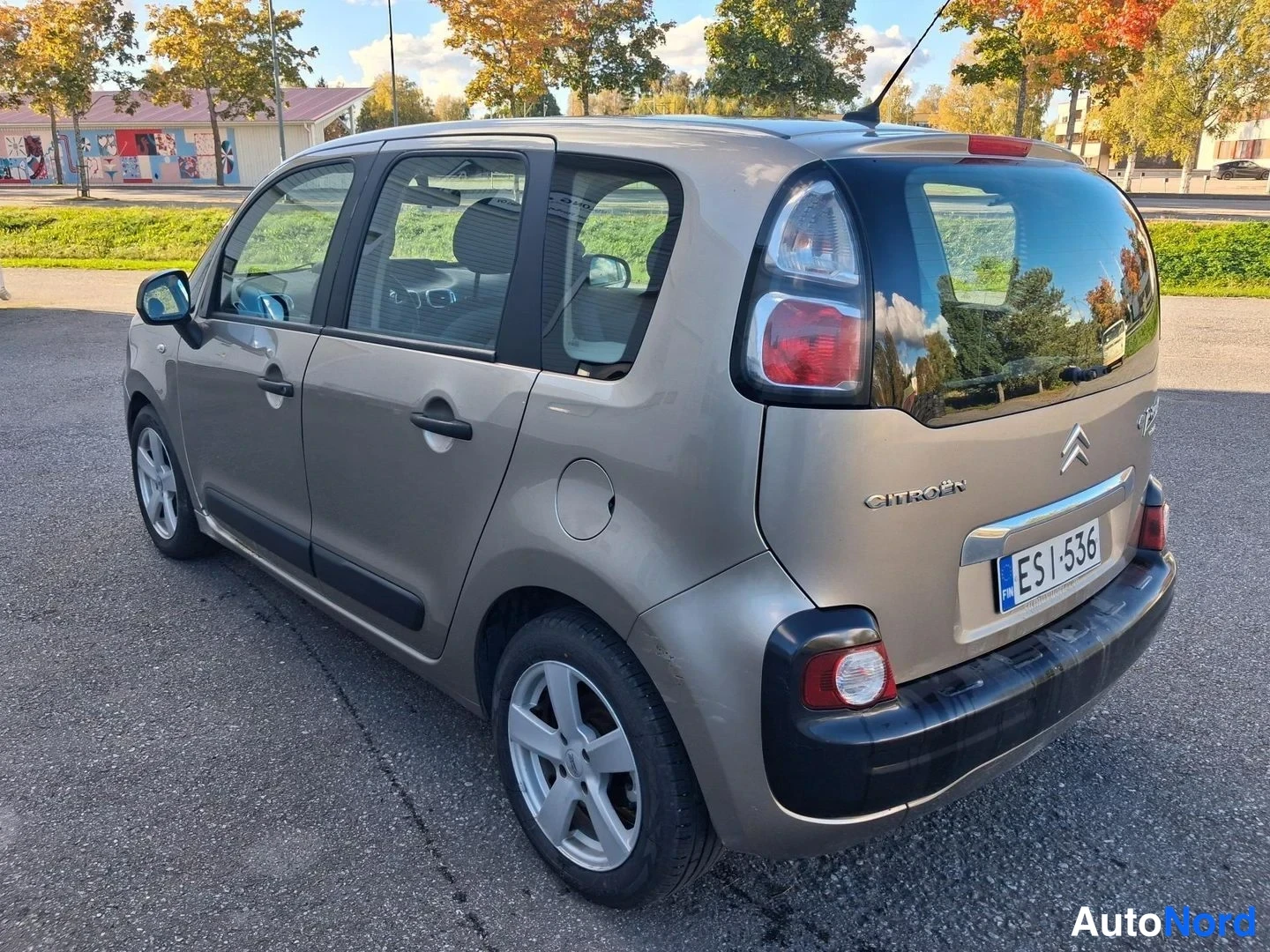 Takaviisto: Citroën C3 Picasson takaosa ja vasen sivuprofiili kolmeneljäsosan kulmasta; hopeanbeige koriväri, rekisterikilpi ES1-536.