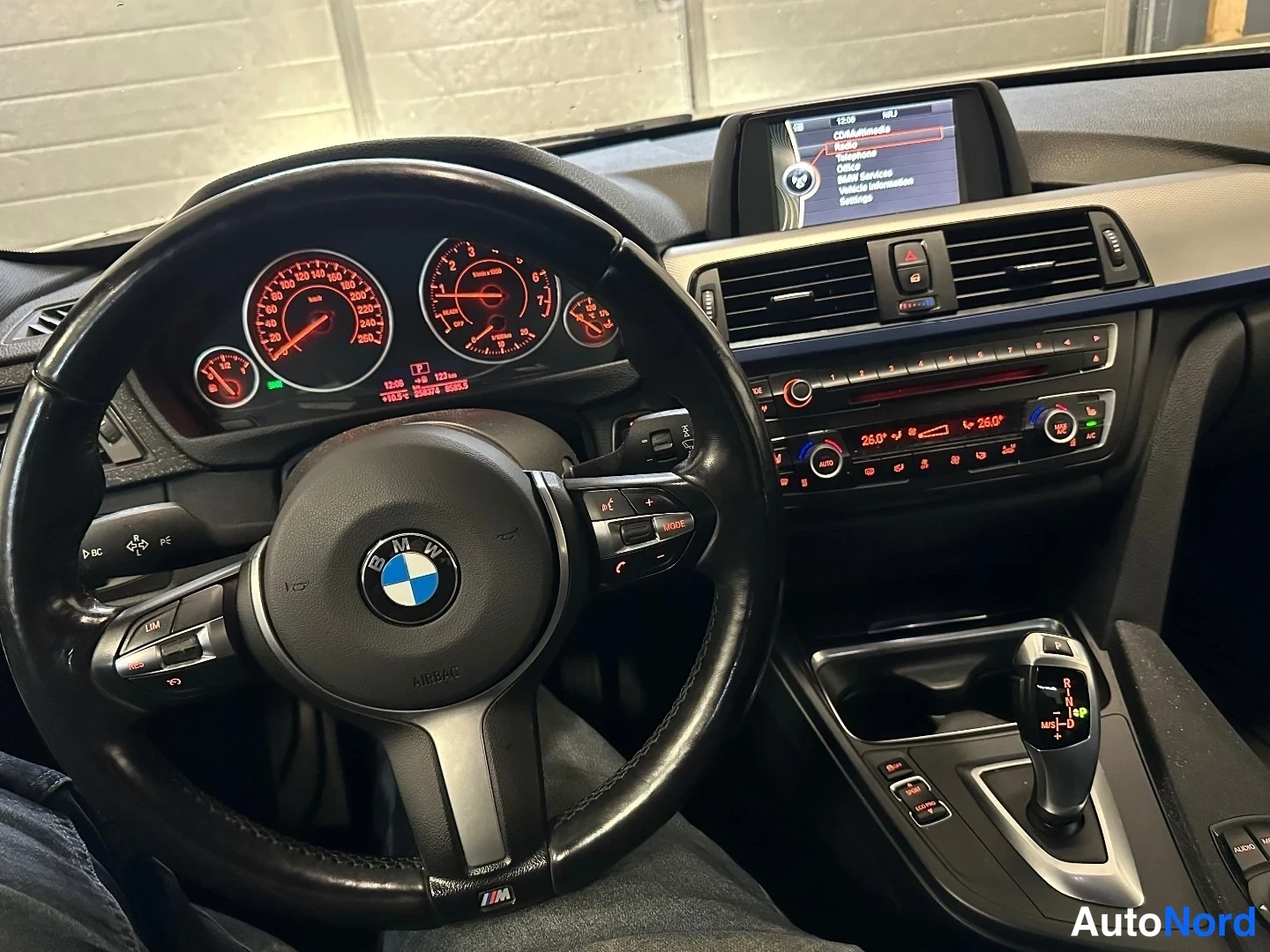 Muu: BMW-ohjauspyörä, mittaristo näkyvissä ja keskikonsolin vaihteenvalitsin
