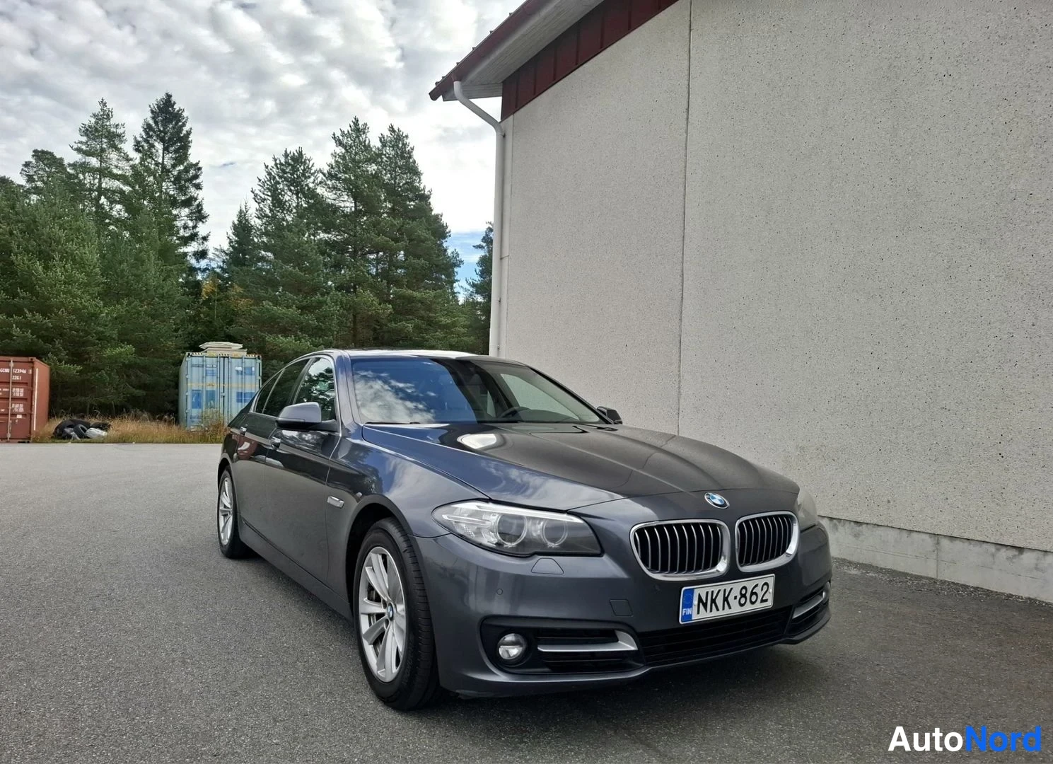 Harmaa BMW 520d xDrive 2016, etuviisto, keula oikealle, kuva 2