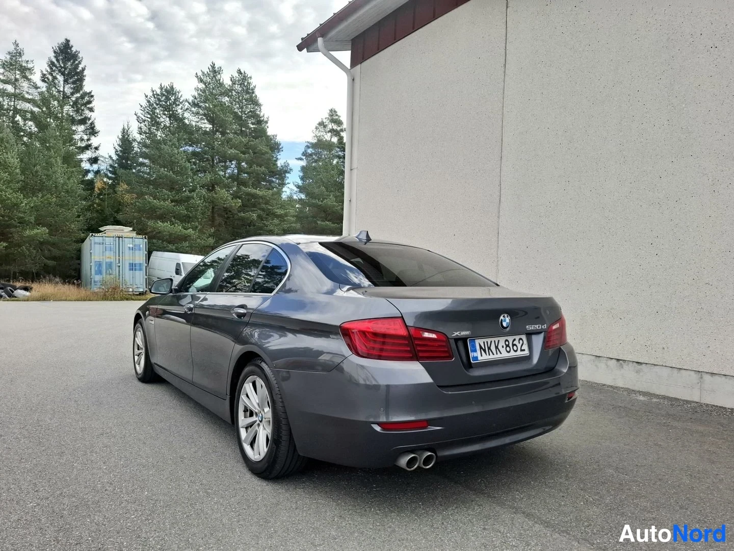 Harmaa BMW 520d xDrive 2016, takaviisto, kuva 10