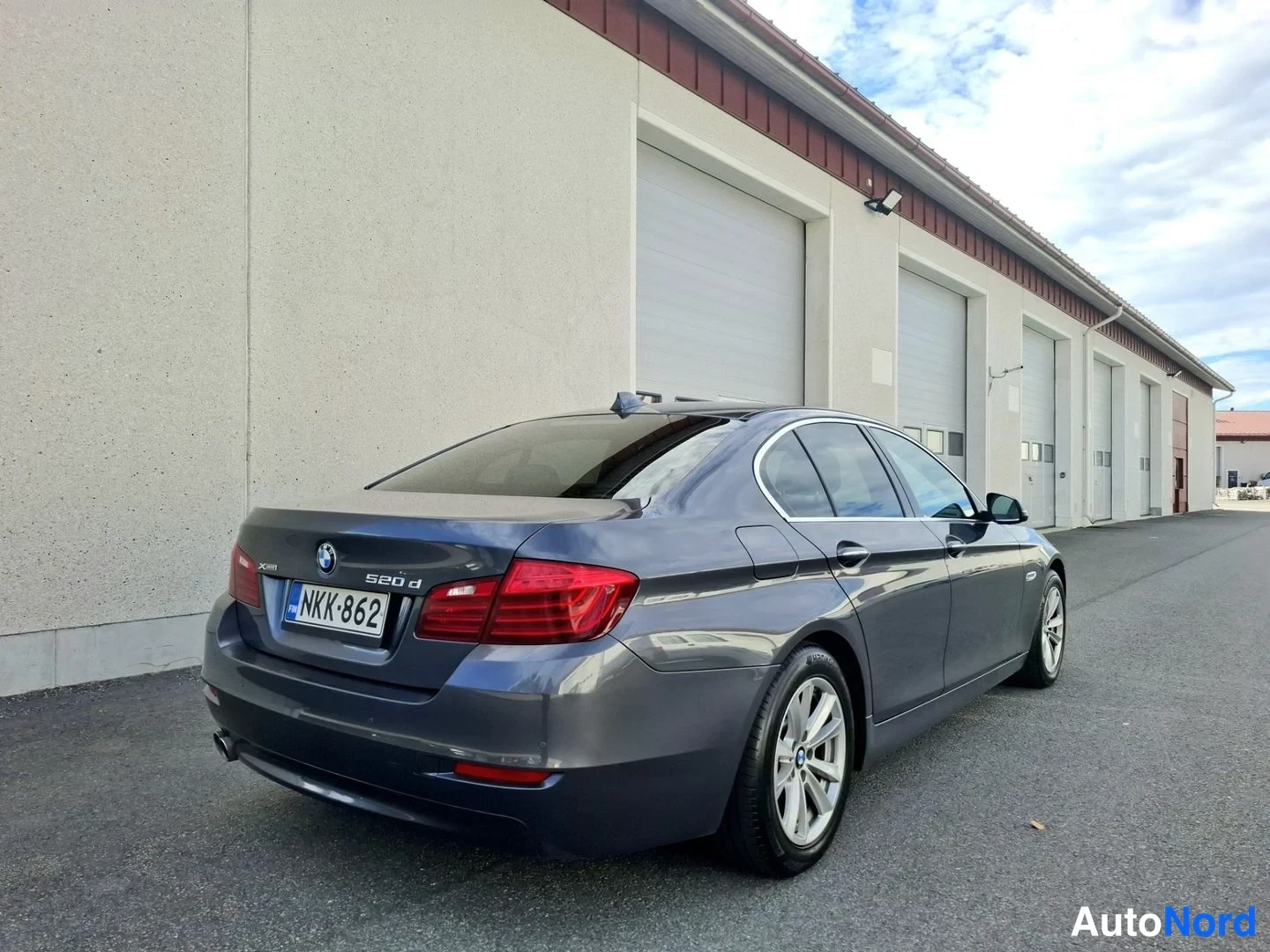 Harmaa BMW 520d xDrive 2016, takaviisto, kuva 8