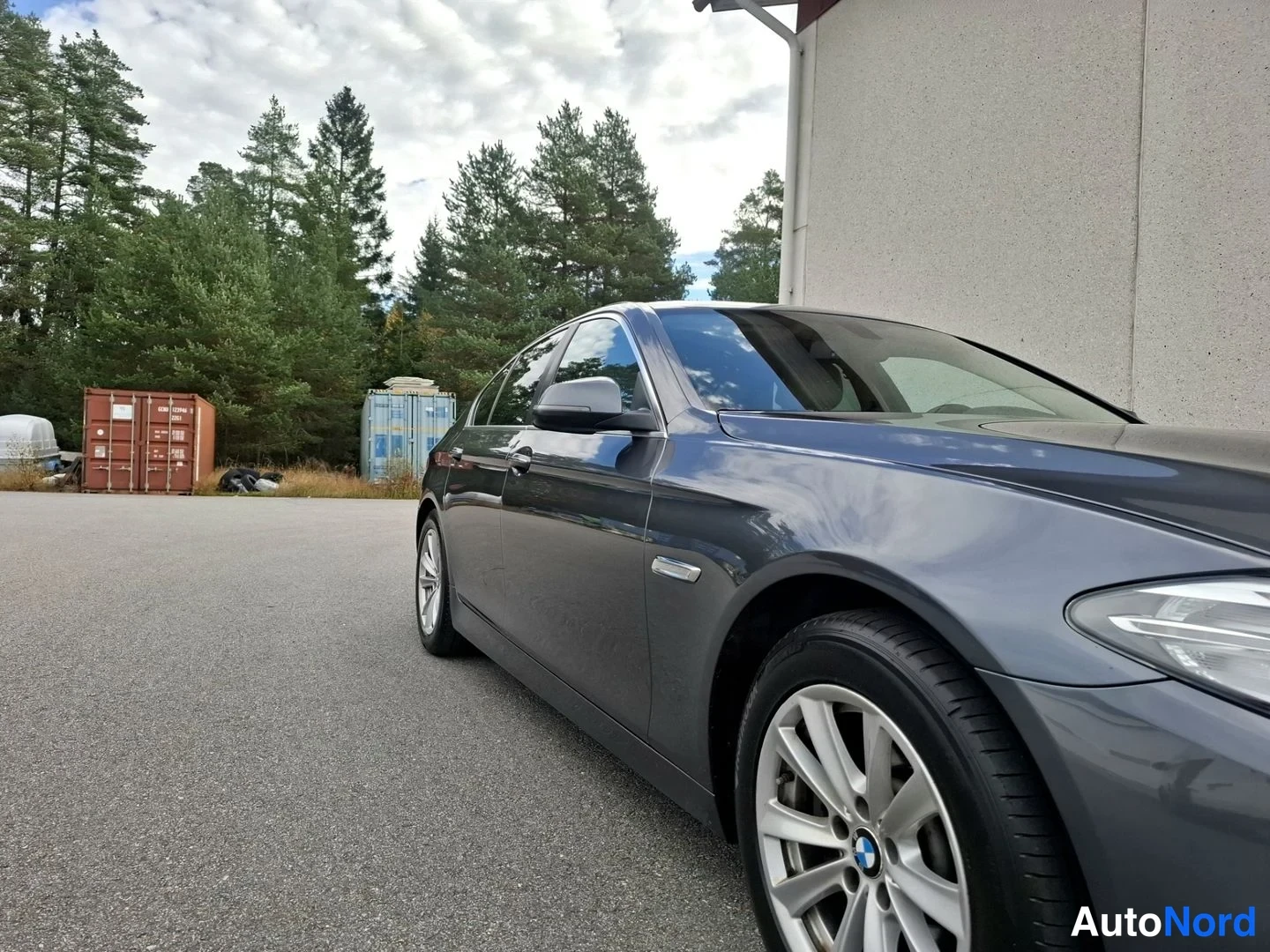 Harmaa BMW 520d xDrive 2016, etuviisto, keula oikealle, kuva 3