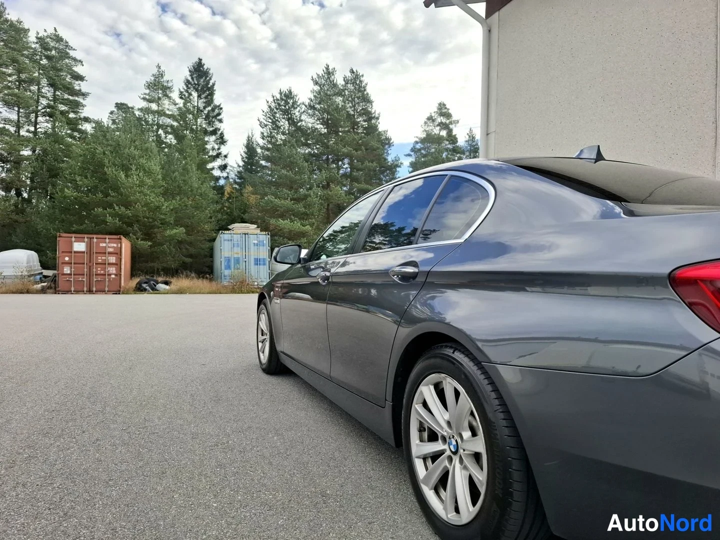 Harmaa BMW 520d xDrive 2016, takaviisto, kuva 11