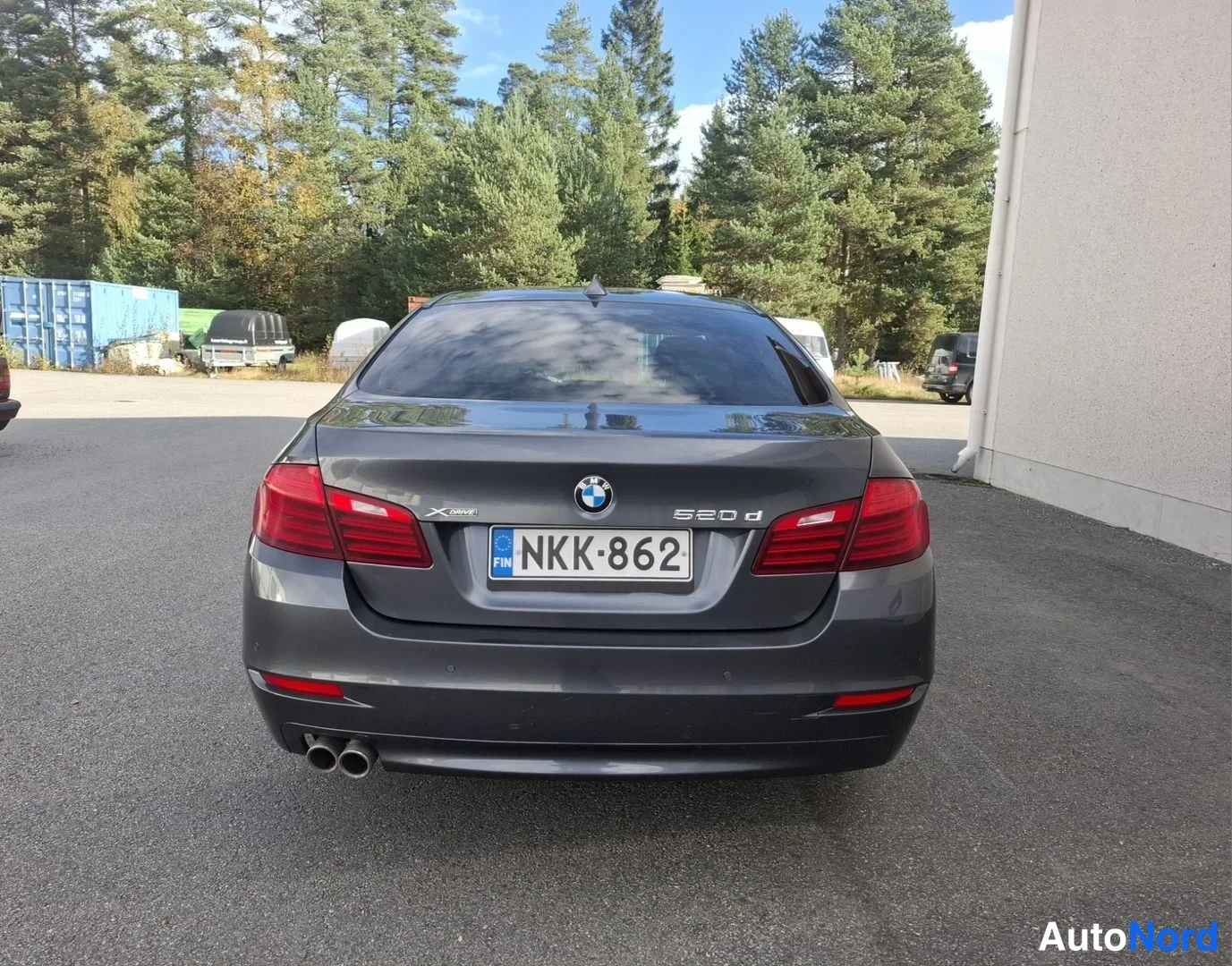 Takaa: BMW-sedanin takaosa, rekisterikilpi
