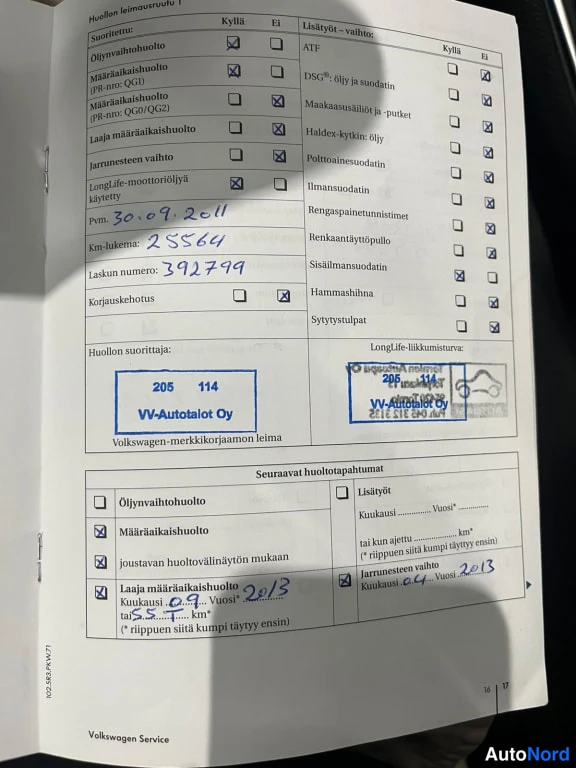 Asiakirja: Auton huoltokirjan sivu, jossa on merkinnöitä huolloista. Vasemmalla on taulukko ja oikealla siniset leimat. Tekstissä lukee mm. 'Huoltotilaus', 'Öljynvaihto',