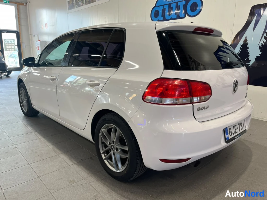 Takaviisto: Valkoinen Volkswagen Golf viistosti takaa oikealta kuvattuna, GOLF-merkintä ja rekisteritunnus näkyvissä.