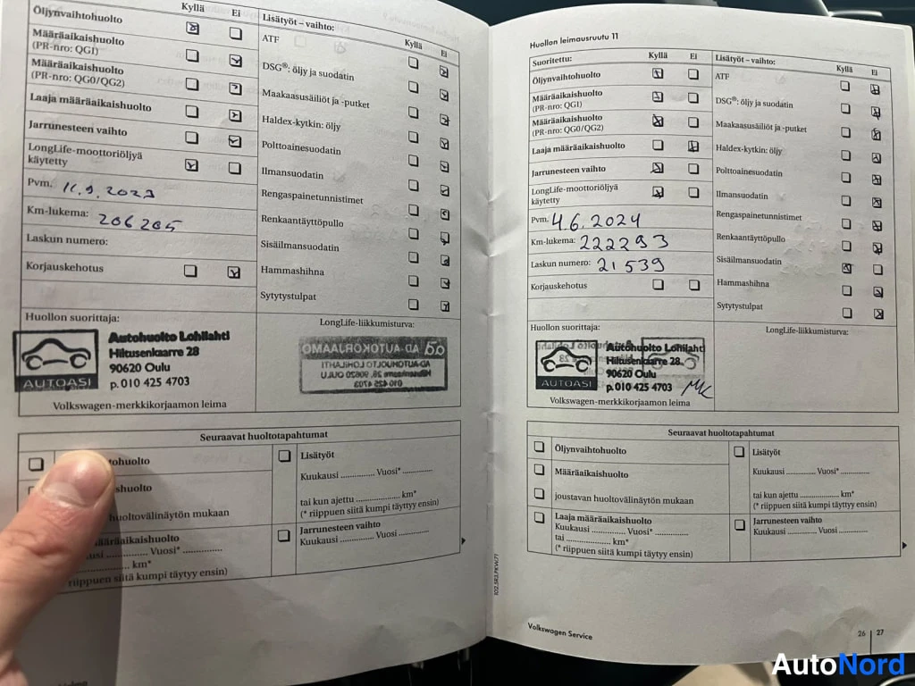 Asiakirja: Volkswagenin huoltokirjan leimaussivut, joissa merkinnät 11.9.2023 (206 205 km) ja 4.6.2024 (222 283 km), Autohuolto Lohilahti, Oulu