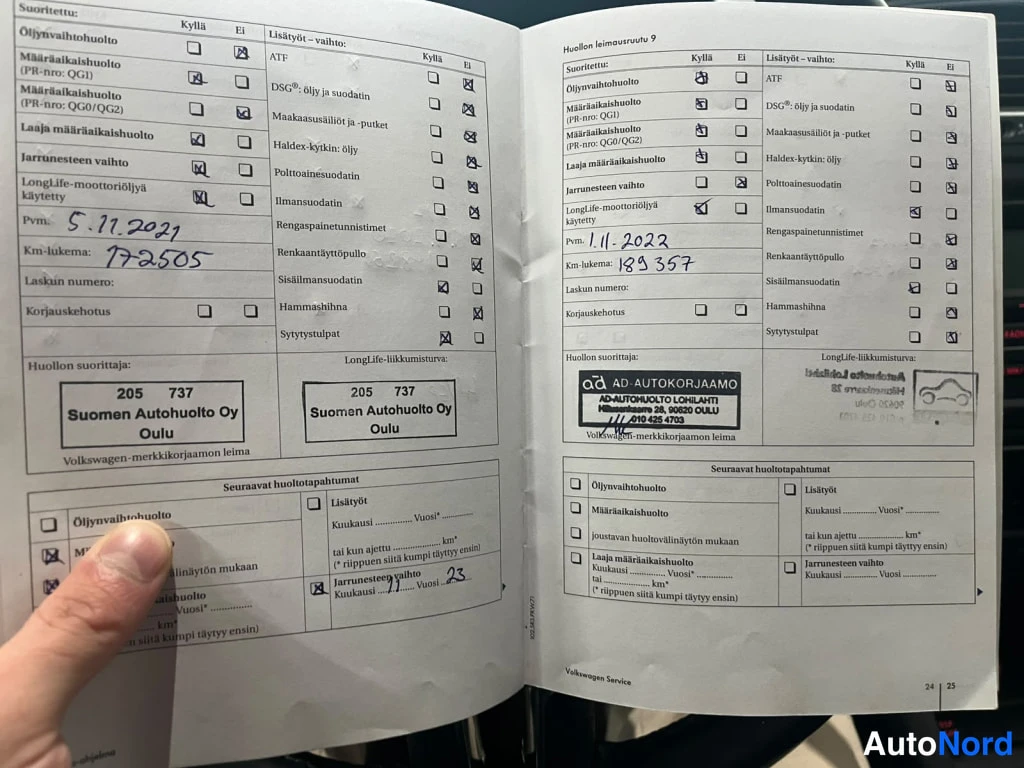 Asiakirja: Huoltokirjan sivut 24–25, merkinnät 5.11.2021 (172 505 km, Suomen Autohuolto Oy Oulu) ja 1.11.2023 (189 357 km, AD Autohuolto Lohilahti, Oulu)