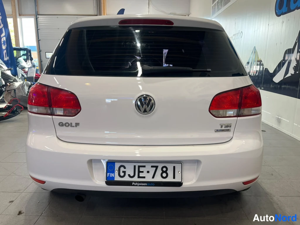 Takaa: Valkoisen Volkswagen Golfin takanäkymä suoraan takaa, rekisteritunnus ja TSI BlueMotion -merkintä näkyvissä.