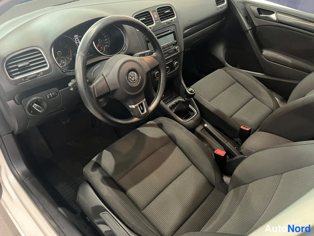 Muu: Volkswagenin sisätilat: ohjauspyörä, manuaalivaihteisto, kojelauta ja kaksi etuistuinta.