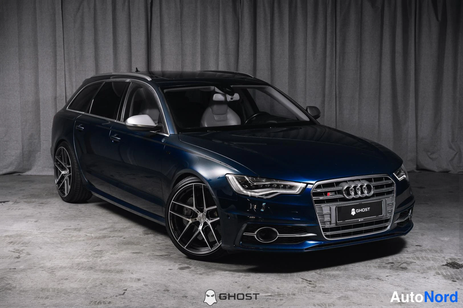 Etuviisto, nokka oikealle: Tummansininen Audi S6 Avant -farmari etukulmasta, etusäiliö ja kylki näkyvissä.