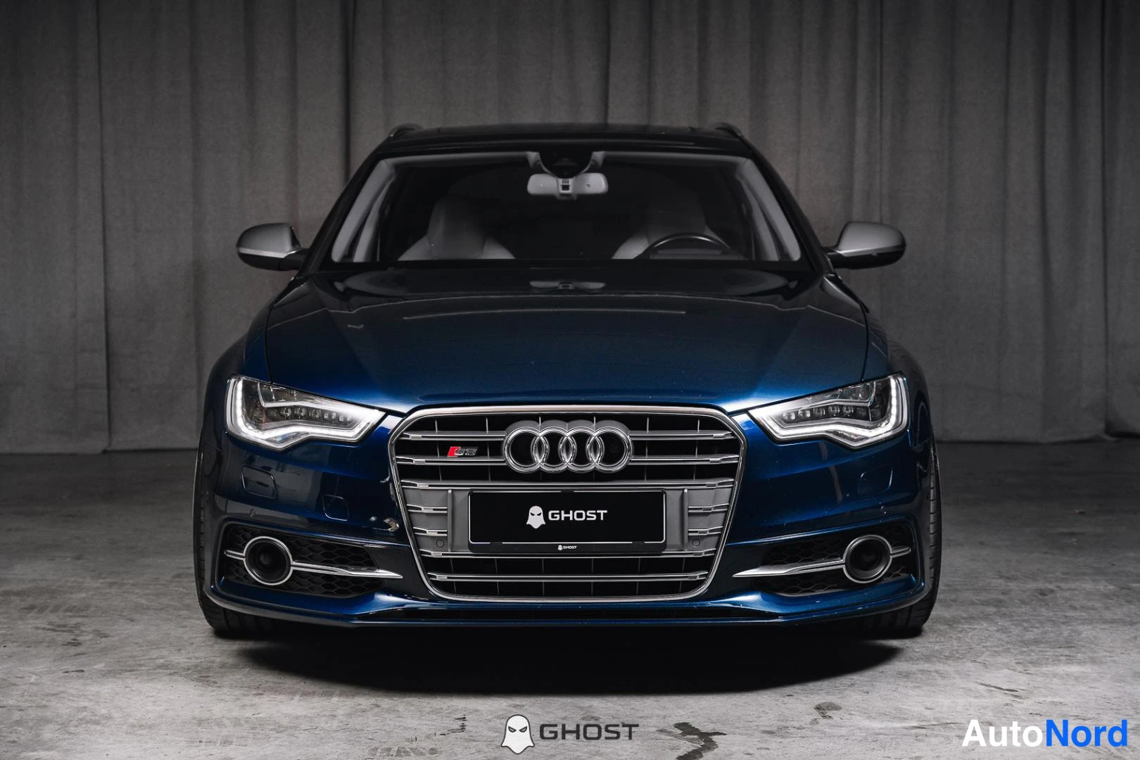 Edestä: Audi S6:n keula suoraan edestä, etusäiliö ja ajovalot näkyvissä.
