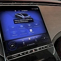 Muu: Autoon liitettyun näyttöön avattu MBUX-infoviihdejärjestelmän aloitusnäyttö.