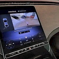 Muu: Autoon liitetty näyttö kamera- ja ajotilanne-valikossa.