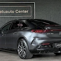 Takaviisto: Tummanharmaan Mercedes-Benz EQE 350 -auton takakulmanäkymä, perä vasemmalla, takavalot ja EQE 350 -merkintä näkyvissä.