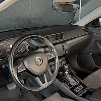 Etuistuimet: Autojohdon ohjauspöydän ja rattiin kuvakaappaus