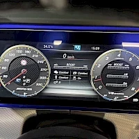 Ohjaamo: Digitalisoitu mittaristo nopeudella 0 km/h, kello 16:09 ja päivämäärä 09.05. Mittaristo näyttää myös muuta informaatiota, kuten polttoaineen määrän ja lämpötila