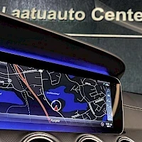 Yksityiskohta: Näyttöruudussa on navigaatiokartta. Alareunassa on osoitettu reitti ja sijainti.
