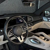 Muu: Ohjaamo etupuolelta: Mercedes-ohjauspyörä, keskikonsolin näyttö ja automaattivaihteen valitsin.