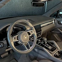 Muu: Ohjaamo ylhäältä: Porsche-ohjauspyörä, kojelauta ja keskikonsoli.