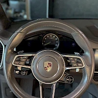 Muu: Lähikuva ohjauspyörästä ja mittaristosta, Porsche-vaakuna napissa.