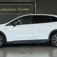 Sivulta: Mercedes-Benz EQE SUV sivulta, valkoinen koripaneelit ja tummat pyöränkaaret.