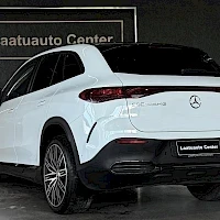 Takaviisto: Valkoinen Mercedes-Benz EQE SUV takaa-neljänneskulmasta: takavalot, kotlinxori ja takapyörä näkyvissä.