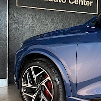 Sivulta: Blue car side showing alloy wheel