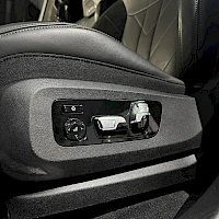 Etuistuimet: Close-up of the left side bolster of a front seat with integrated adjustment controls