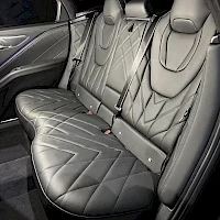Takaistuimet: Rear bench of the cabin featuring grey leather seats with diamond quilting pattern