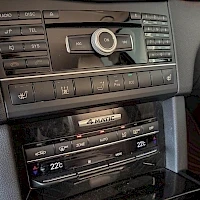 Yksityiskohta: Kojelauta ja keskikonsoli: Audi Multi -levykeasema, ilmastointilaitteen säätimet ja radiopainikkeet.