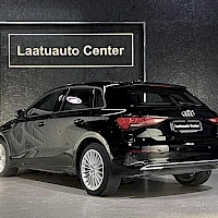 Takaviisto: Musta Audi A3 Sportback takaovišistä kuvattuna sisätiloissa, takavalot ja tavaratilan kansi näkyvät.