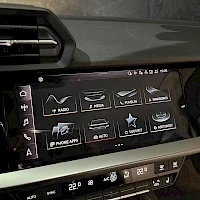 Muu: Kojelaudan kosketusnäyttö, jossa valikkoja kuten LANE, SEAT, AIRBAG ja PARK HELP, sekä alla ilmastointipaneeli.