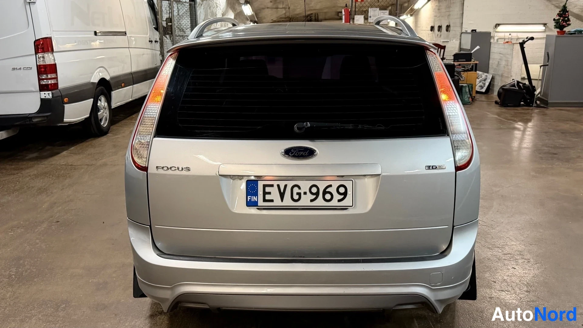 Takaa: Ford Focus Farmari suoraan takaa, rekisteritunnus, FOCUS- ja TDCi-tekstit takaluukulla