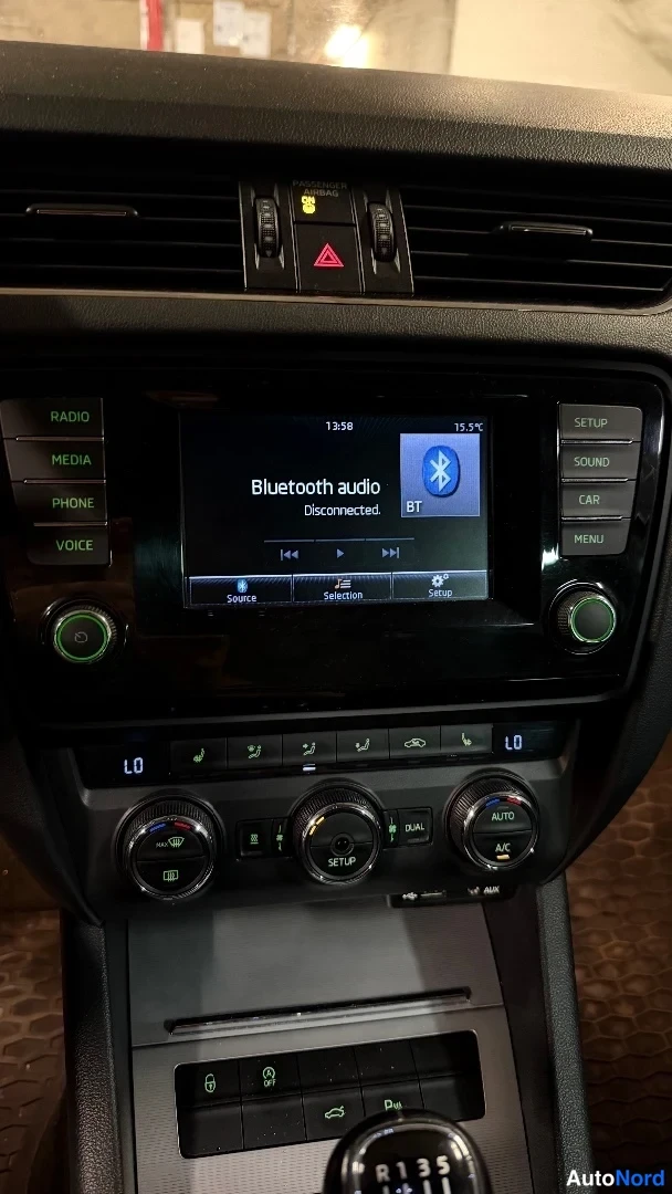 Muu: Kojelaudan keskiosa: kosketusnäyttö 'Bluetooth audio – Disconnected', painikkeet ja kolmen napin ilmastointipaneeli.