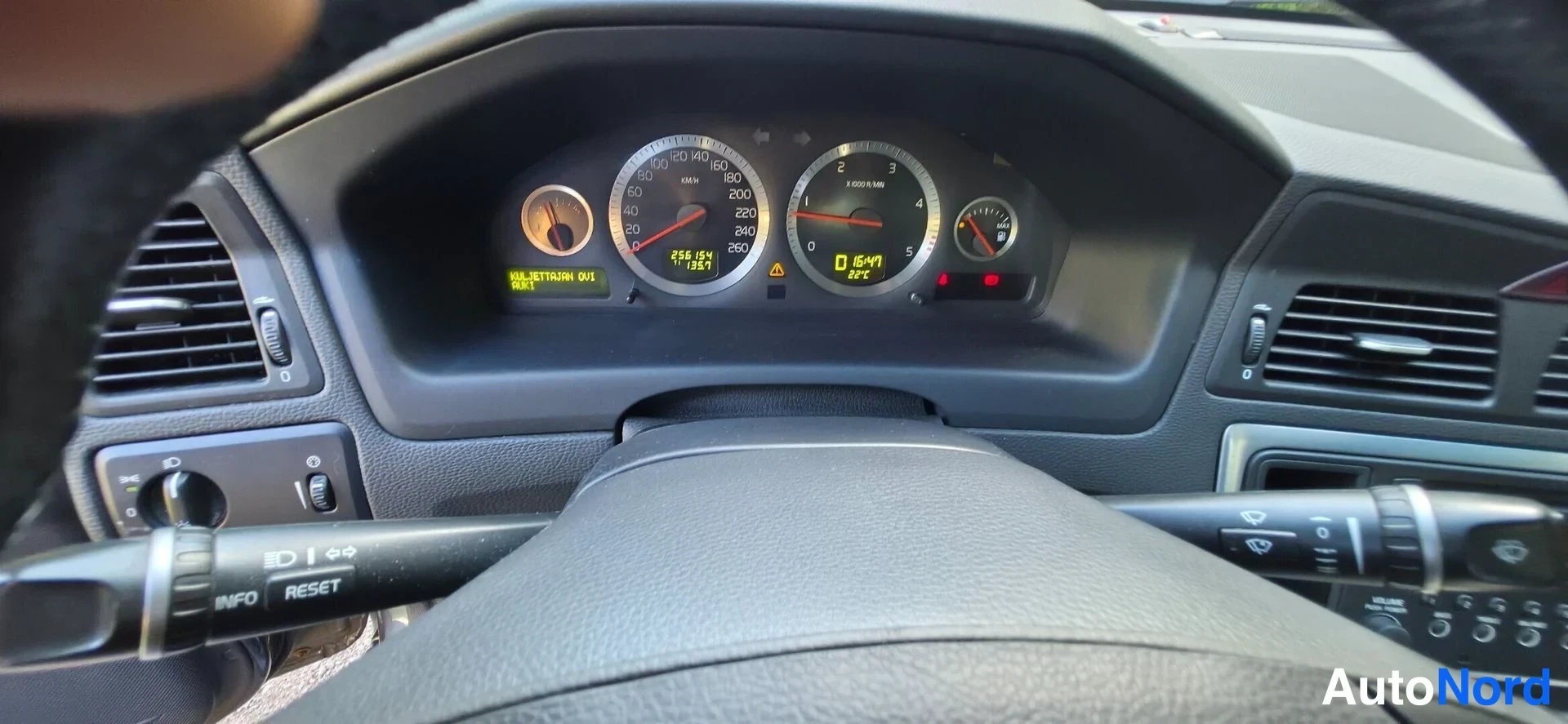 Sivulta: Volvon mittaristo: nopeusmittari, kierrosmittari ja näyttö, jossa kokonaismatka 258034 km ja päivämatka 128,1 km.